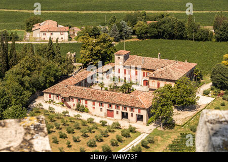 San Martino della Battaglia, Italien. Luftaufnahmen, die die Italienische Landschaft und traditionelle Häuser aus dem monumentalen Turm der Schlacht von Solferino Stockfoto