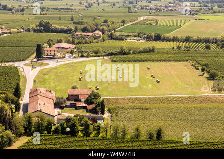 San Martino della Battaglia, Italien. Luftaufnahmen, die die Italienische Landschaft und traditionelle Häuser aus dem monumentalen Turm der Schlacht von Solferino Stockfoto