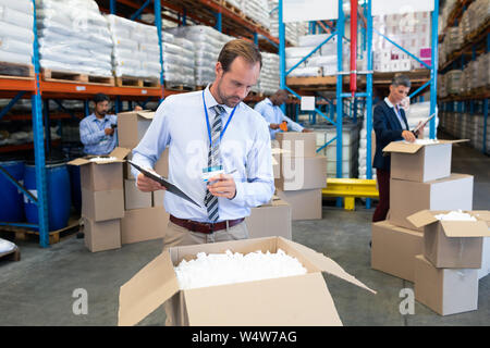 Männliche supervisor Bestände im Lager prüfen Stockfoto