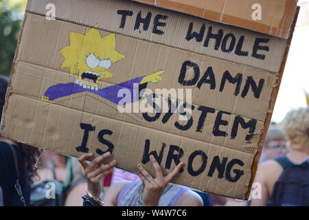 Demonstrant auf dem Schild bringt ihre Unzufriedenheit mit dem derzeitigen System der britischen Regierung durch ein Zitat von Lisa Simpson Stockfoto