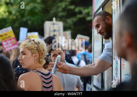 Ice Cream man barters mit Kunden inmitten der Schar von Anti-Boris Demonstranten Stockfoto