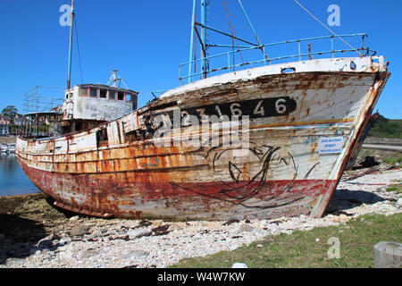 Verlassene Boot in Camaret-sur-Mer in der Bretagne (Frankreich) Stockfoto