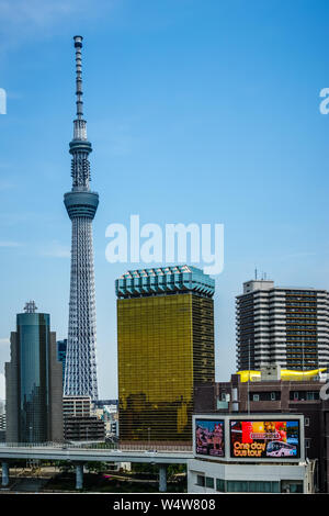 Tokyo, Japan - 11. Mai 2019: Stadtbild mit Tokyo Skytree im Blick. Tolle Aussicht von Asakusa Kultur Tourist Information Center. Stockfoto