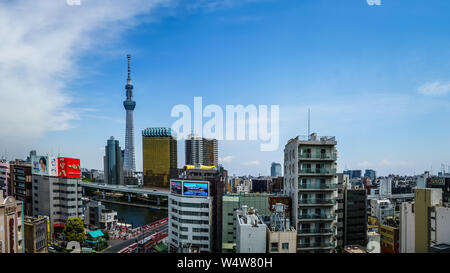 Tokyo, Japan - 11. Mai 2019: Stadtbild mit Tokyo Skytree im Blick. Tolle Aussicht von Asakusa Kultur Tourist Information Center. Stockfoto