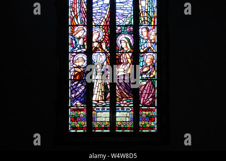 Buntglasfenster in der Saint-pierre Kirche in Crozon in der Bretagne (Frankreich) Stockfoto