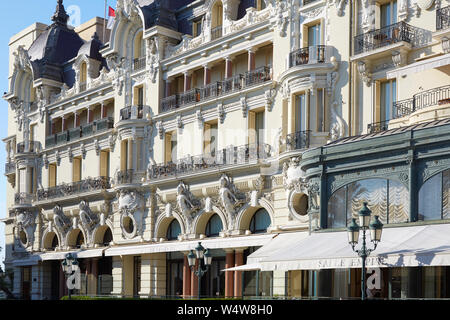 MONTE CARLO, MONACO - 21. AUGUST 2016: Hotel de Paris, luxus hotel Gebäude an einem sonnigen Sommertag in Monte Carlo, Monaco.