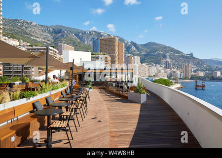 MONTE CARLO, MONACO - 21. AUGUST 2016: Kaffee von Starbucks Cafe Terrasse in einem sonnigen Sommertag mit Meer- und Stadtblick in Monte Carlo, Monaco. Stockfoto