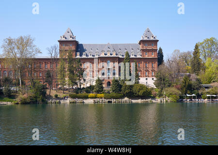 TURIN, Italien, 31. MÄRZ 2019: Valentino schloss rote Ziegel Fassade und Po, Sonnenlicht in Piemont, Turin, Italien. Stockfoto