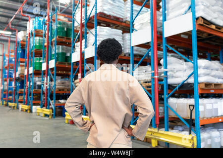 Weibliches Personal auf den Hip in Lager Stockfoto