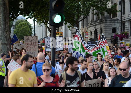 Demonstranten sporting große Banner märz hinunter Charing Cross Road Stockfoto