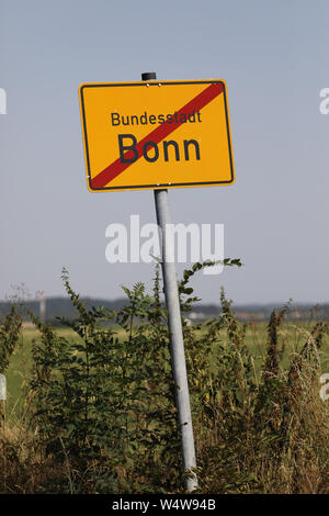 25 Juli 2019, Nordrhein-Westfalen, Bonn: Die Stadt eingang unterzeichnen in Bonn in der Nähe der Bezirk Roleber. Nach vorläufigen Ergebnissen hat die Bundesrepublik Deutschland ein hitzerekord für den zweiten Tag in Folge: 40,6 Grad waren an der Bonn-Roleber Station am 14.20 Uhr gemessen. Foto: Oliver Berg/dpa Stockfoto