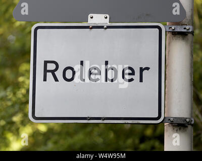 25 Juli 2019, Nordrhein-Westfalen, Bonn: Das Ortsschild im Bezirk Roleber. Nach vorläufigen Ergebnissen hat die Bundesrepublik Deutschland ein hitzerekord für den zweiten Tag in Folge: 40,6 Grad waren an der Bonn-Roleber Station am 14.20 Uhr gemessen. Foto: Oliver Berg/dpa Stockfoto