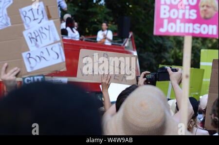 Demonstrant auf dem Schild macht ihre Stellungnahme des neuen Ministerpräsidenten sehr klar Stockfoto