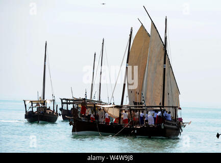 (190725) - Kuwait City, 25. Juli 2019 (Xinhua) - Foto am Juli 25, 2019 zeigt die Kuwaitischen junge Taucher auf dem hölzernen Schiffen in Kuwait City, Kuwait. 31 Pearl Tauchen Reise begann am Donnerstag mit der Teilnahme von mindestens 195 junge kuwaitis zwischen 14 und 20 Jahren. (Foto von Gazi/Xinhua) Stockfoto