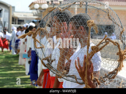 (190725) - Kuwait City, 25. Juli 2019 (Xinhua) - die kuwaitischen junge Taucher ihre Werkzeuge halten in Kuwait City, Kuwait, 25. Juli 2019. 31 Pearl Tauchen Reise begann am Donnerstag mit der Teilnahme von mindestens 195 junge kuwaitis zwischen 14 und 20 Jahren. (Foto von Gazi/Xinhua) Stockfoto