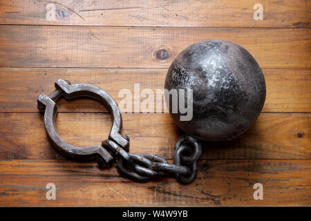 Gefängnis Schäkel auf hölzernen Hintergrund Stockfoto