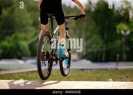 Zurück junge Radfahrer reiten Sprungbrett auf Mountainbike Stockfoto