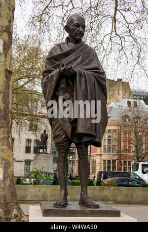 Statue von Mahatma Gandhi in Parliament Square, Westminster, London. Arbeiten des Bildhauers Philip Jackson Stockfoto