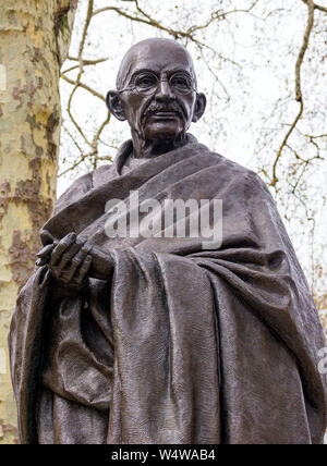 Statue von Mahatma Gandhi in Parliament Square, Westminster, London. Arbeiten des Bildhauers Philip Jackson Stockfoto