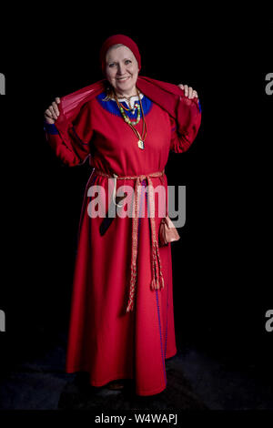 Reife Frau im roten Kleid der Wikingerzeit gekleidet, historische Rekonstruktion der Kostüm eines reichen Skandinavischen Frau vom 9. bis 11. Jahrhundert Stockfoto
