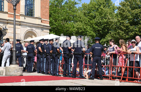 Bayreuth, Deutschland. 25. Juli, 2019. Zu Beginn der Bayreuther Festspiele 2019, Polizisten surround Aktivisten vor dem Festspielhaus, die sich am Boden als Teil einer Protestbewegung Handeln gelegt haben. Die Richard Wagner Festspiele in Bayreuth beginnt am Donnerstag. Zahlreiche prominente ging den roten Teppich aus. (Dpa' Bayreuther Festspiele starten in der Hitze mit neuen 'Tannhäuser'') Credit: Tobias Hase/dpa/Alamy leben Nachrichten Stockfoto