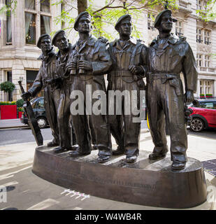 Royal Tank Regiment Memorial ist eine Skulptur von Vivien Mallock in Whitehall, London. Es erinnert an den Royal Tank Regiment. Stockfoto