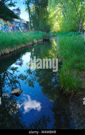 Ein Wanderweg führt neben einem Noch "Wasserstraße", die in der Natur um ihn herum. Stockfoto