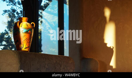 Am späten Nachmittag Licht abprallt eine Vase und Erstellt einen Schatten an der Wand Stockfoto