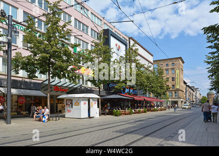 Mannheim, Deutschland - Juli 2019: Menschen zu Fuß durch die Innenstadt von Mannheim mit verschiedenen Geschäften und Cafés im Freien Stockfoto