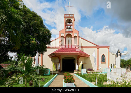 Vor dem Eingang Blick auf den spanischen Stil Pfarrkirche von San Antonio de Padua mit Garten in Cuartero Stadt umgeben, Capiz Provinz, Philippinen Stockfoto