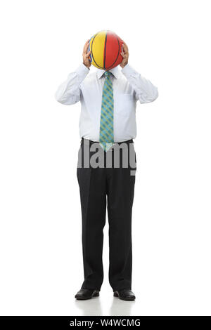 Geschäftsmann mit Korb Ball über Gesicht Stockfoto
