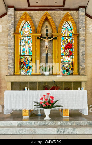 Altar und bunt bemalten Fenster in der Kirche von San Antonio de Padua mit Garten in Cuartero Stadt umgeben, Capiz Provinz, Philippinen Stockfoto