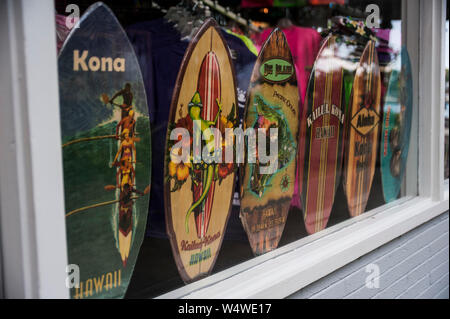 Surfbretter für Verkauf in einem Schaufenster Fenster Stockfoto