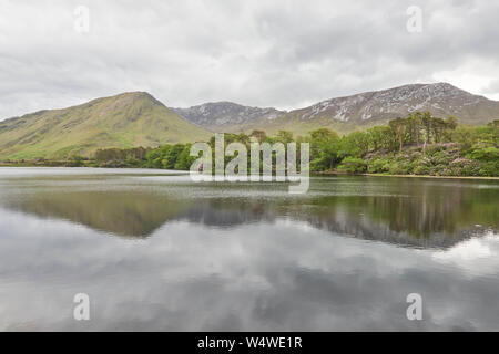 Irland Reise (19-29 Mai 2019) See Pollacappul Kylemore Abbey in Connemara, Irland Stockfoto