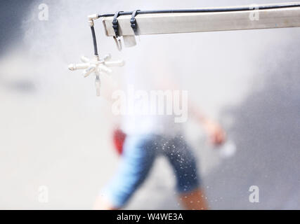 Paris, Frankreich. 25. Juli, 2019. Ein Zerstäuber spritzt Wasser in Paris, Frankreich, 25. Juli 2019. Temperatur in Paris schlug 42 Grad Celsius am Donnerstag. Credit: Gao Jing/Xinhua/Alamy leben Nachrichten Stockfoto