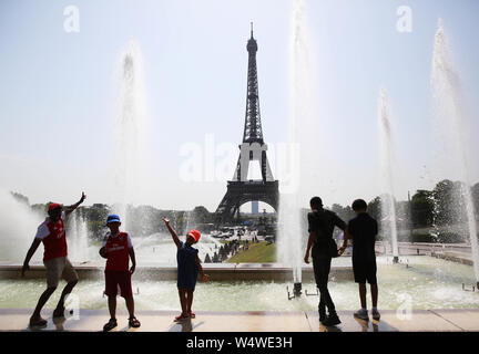 Paris, Frankreich. 25. Juli, 2019. Menschen darstellen durch einen Brunnen im Trocadero in Paris, Frankreich, 25. Juli 2019. Temperatur in Paris schlug 42 Grad Celsius am Donnerstag. Credit: Gao Jing/Xinhua/Alamy leben Nachrichten Stockfoto