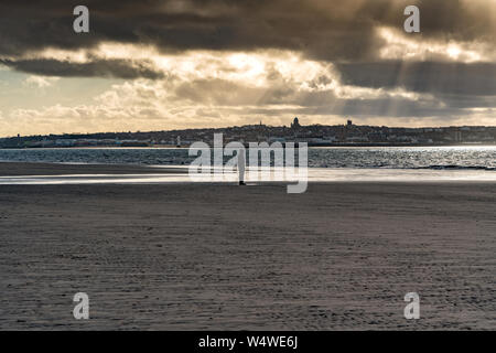 Sturmwolken über Crosby Strand in Merseyside, UK, mit Blick über den Fluss Mersey in Birkenhead. Stockfoto