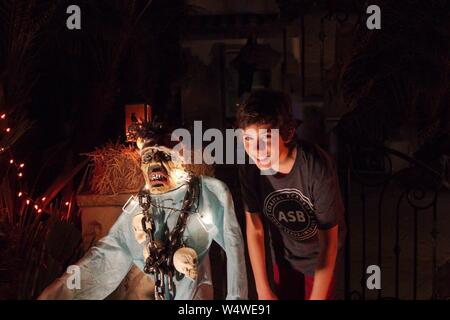 Kind ahmt Zombie im Halloween Display Stockfoto