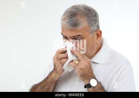 Alter Mann Nase mit Taschentuch Stockfoto