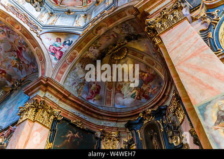 ORTA San Giulio, Italien, 29. MAI 2019: Innenraum Dekore und Fresken der Basilika di Orta, 29. Mai 2019, in Orta San Giulio, Italien Stockfoto