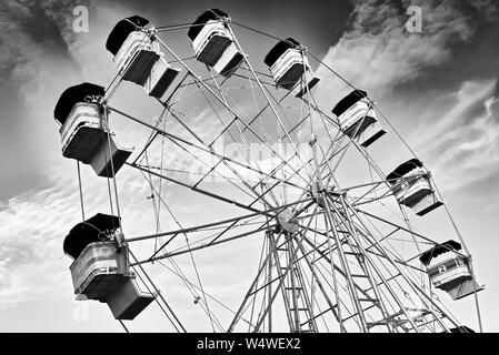 Retro Style Riesenrad in Schwarz und Weiß vor einem dramatischen Himmel mit Wolken zu einem Karneval in Cuertero Stadt, Capiz Provinz, Philippinen. Stockfoto