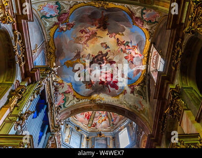 ORTA San Giulio, Italien, 29. MAI 2019: Innenraum Dekore und Fresken der Basilika di Orta, 29. Mai 2019, in Orta San Giulio, Italien Stockfoto