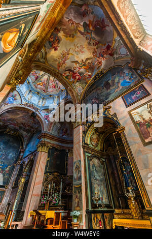 ORTA San Giulio, Italien, 29. MAI 2019: Innenraum Dekore und Fresken der Basilika di Orta, 29. Mai 2019, in Orta San Giulio, Italien Stockfoto