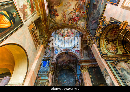 ORTA San Giulio, Italien, 29. MAI 2019: Innenraum Dekore und Fresken der Basilika di Orta, 29. Mai 2019, in Orta San Giulio, Italien Stockfoto