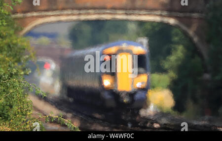 Eine südöstliche Zug fährt durch Hitze Dunst in Ashford, Kent in Großbritannien ist der heißeste Juli Tag auf Aufzeichnung übertraf mit 36,9 Grad Celsius in Heathrow aufgezeichnet wird. Die alle - die britischen Rekord von 38,5 C (101,3 m) in Faversham, Kent, im August 2003, am Donnerstag gebrochen werden könnte, das Met Office sagte. Stockfoto