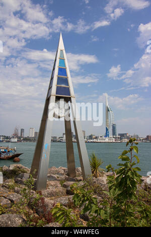 Gosport Hampshire, UK. 25. Juli, 2019. Tide Clock Tower in Gosport Ferry, Gosport Esplanade, Gosport, Hampshire, England, Stockfoto