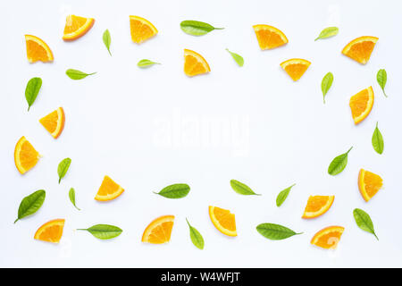 Hohe Vitamin C, Rahmen aus frischen orange Scheiben mit grünen Blättern auf weißem Hintergrund Stockfoto