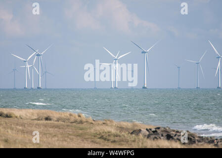 Offshore Wind Farm im südlichen Dänemark als von Rødbyhavn gesehen Stockfoto