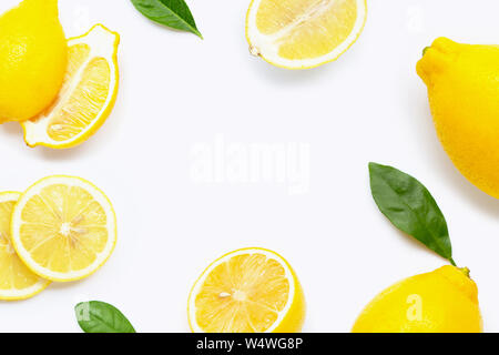 Rahmen aus frische Zitrone mit Scheiben und Blätter auf weißem Hintergrund. Kreatives Layout mit kopieren. Stockfoto