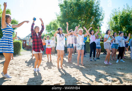 Odesa Rgn. Ukraine, 8. August 2018: Jugendliche tun morgen Übungen im Sommer Camp Stockfoto